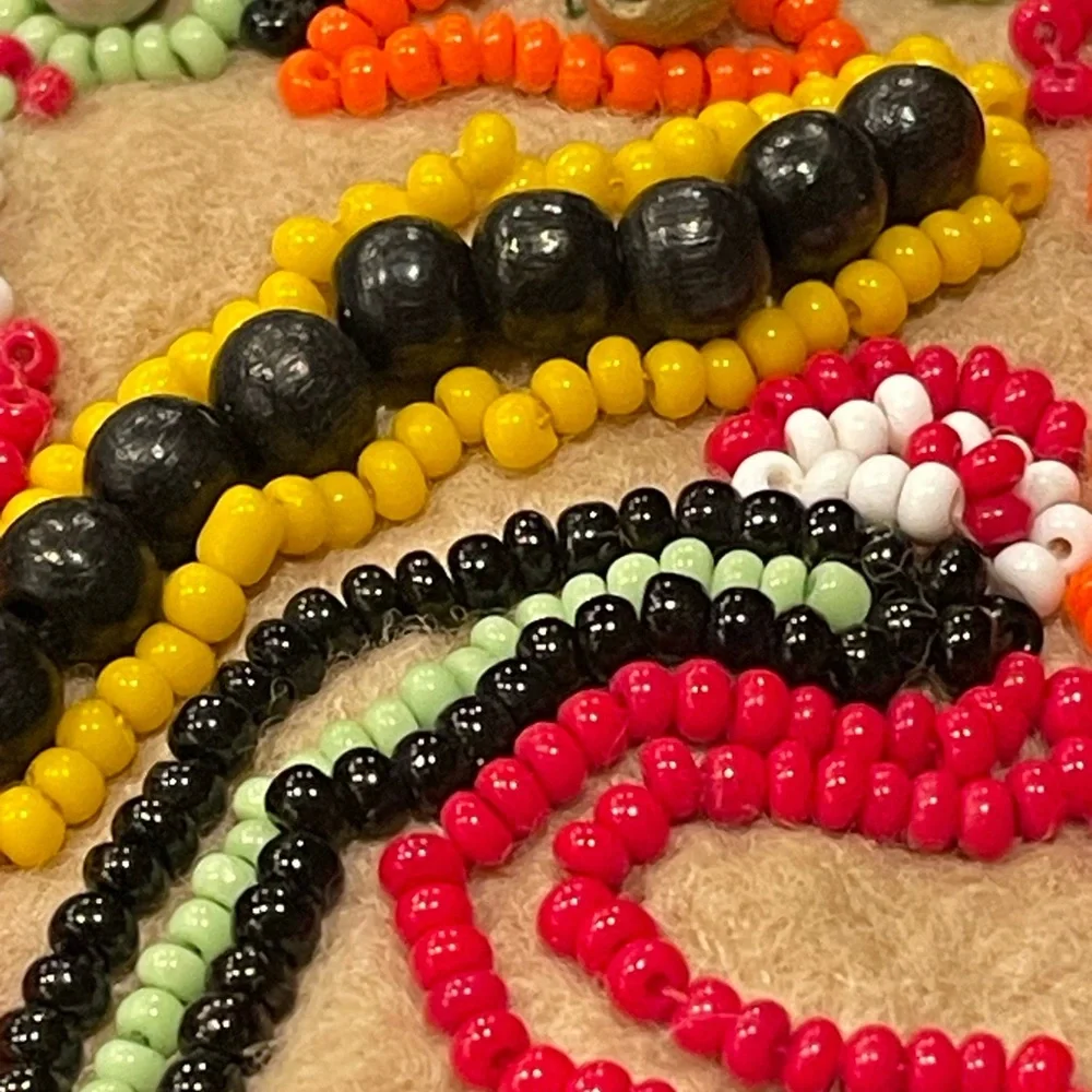 Vintage Handmade Beaded Mask on Cloth. Unknown Origin. - Picture 6 of 8